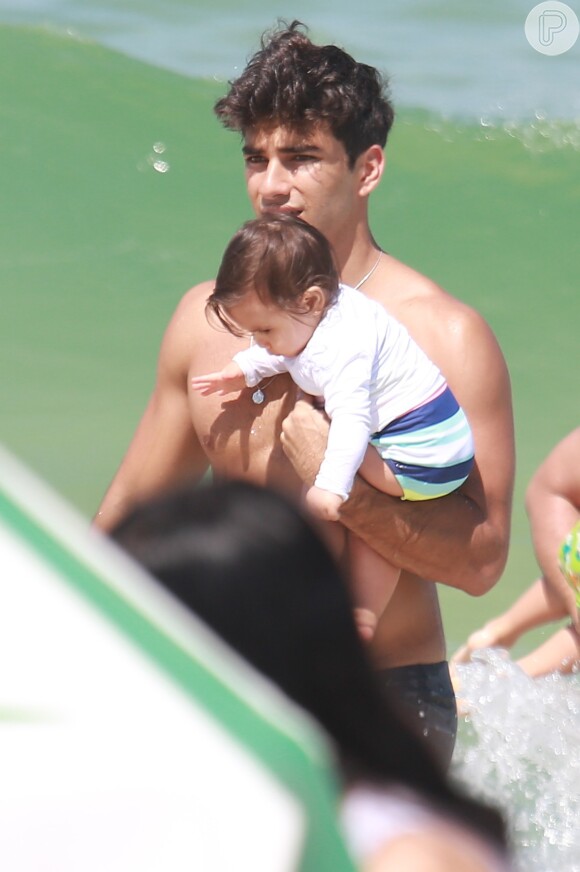 Hugo Moura levou a filha, Maria Flor, à praia da Barra da Tijuca, Zona Oeste do Rio de Janeiro