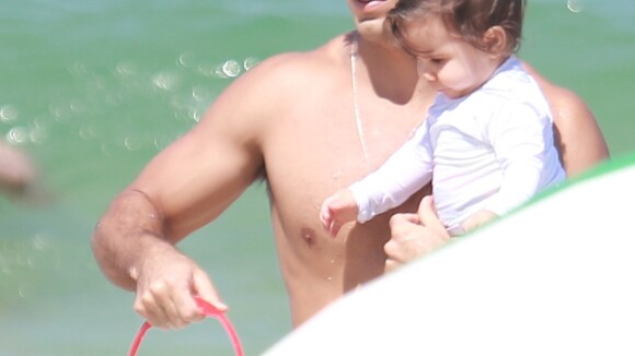 Hugo Moura leva a filha, Maria Flor, de 8 meses, à praia: 'Vamos mais vezes'