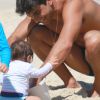 Hugo Moura brincou com a filha, Maria Flor, nas areias da praia da Barra da Tijuca