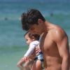 Hugo Moura se divertiu com a filha na praia da Barra da Tijuca, Zona Oeste do Rio de Janeiro, neste domingo, 28 de agosto de 2016
