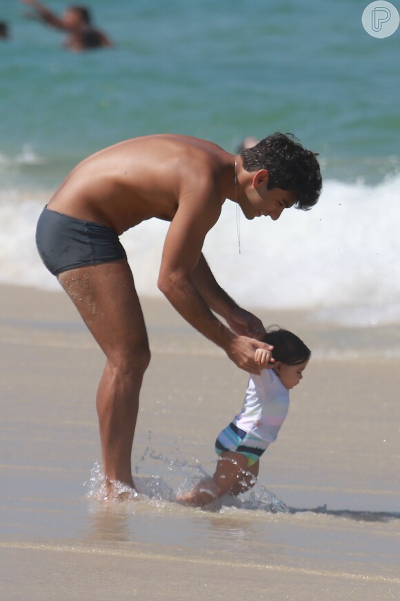 Hugo Moura colocou a filha, Maria Flor, para andar na areia da praia da Barra da Tijuca