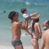 Hugo Moura brincou com a filha, Maria Flor, em tarde na praia
