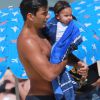 Hugo Moura enxugou a filha, Maria Flor, de 8 meses, após um banho de mar