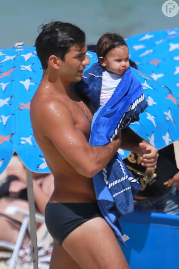 Hugo Moura enxugou a filha, Maria Flor, de 8 meses, após um banho de mar