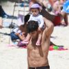 Hugo Moura se divertiu com a filha na praia da Barra da Tijuca, Zona Oeste do Rio de Janeiro, neste domingo, 28 de agosto de 2016
