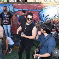 Luan Santana canta Capital Inicial em show surpresa em rua de SP. Fotos e vídeos