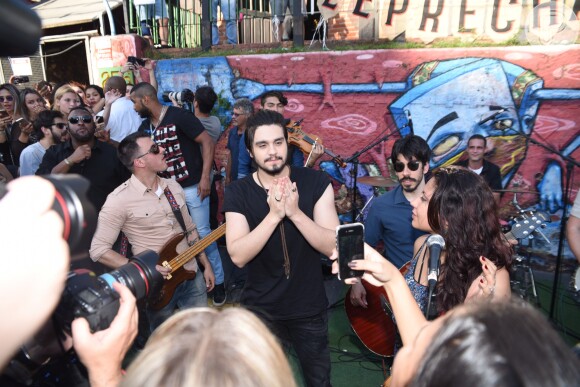 Luan Santana festejou o show em rua da Vila Madalena: 'Momento diferente'