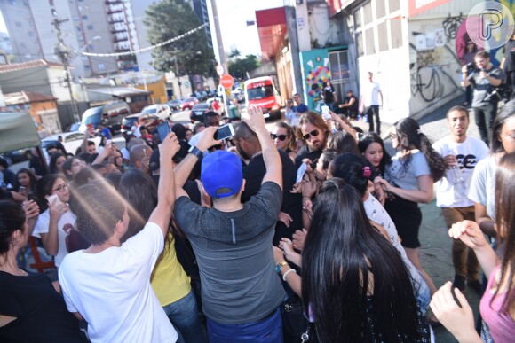 Luan Santana cansou alvoroço entre os fãs ao chegar em rua da Vila Madalena