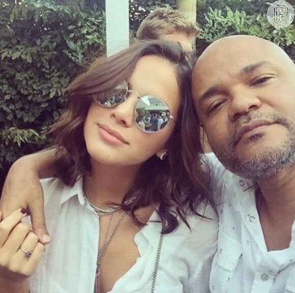 Bruna Marquezine posa com amigos na festa de aniversário de 33 anos de Tatá Werneck, no Rio de Janeiro