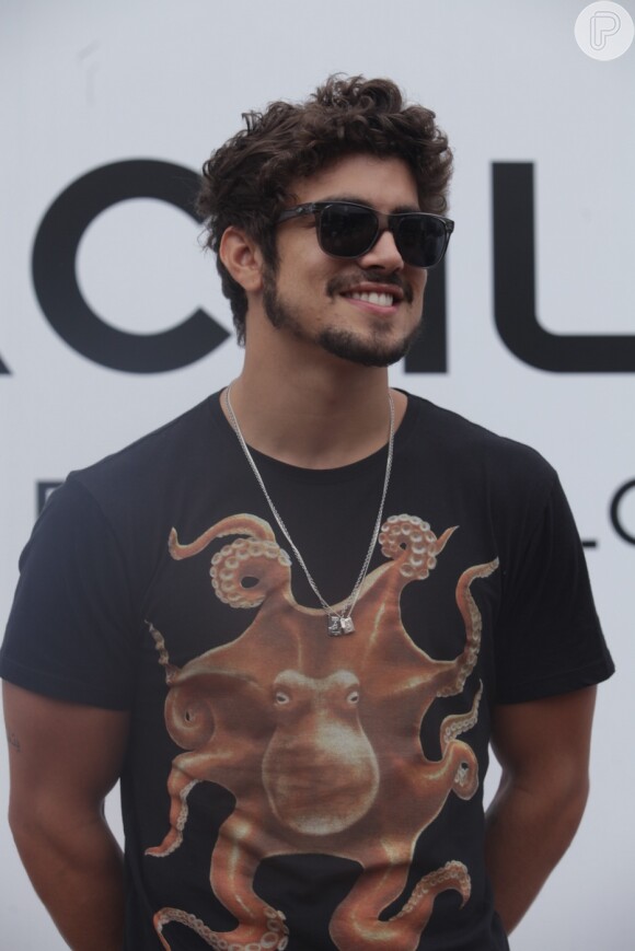 Caio Castro participa sorridente de evento em loja de São Paulo neste sábado, 30 de novembro de 2013