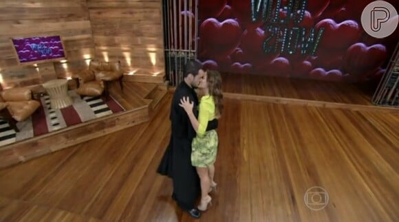 Paolla Oliveira beija o marido, Joaquim Lopes, no 'Vídeo Show'