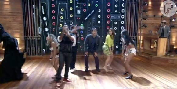 Paolla Oliveira rebola ao som da música 'Dança do Bumdum', do É o Tchan