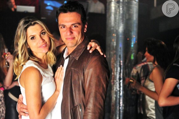 Théo (Rodrigo Lombardi) volta com Érica (Flávia Alessandra) e os dois ficam noivos em 'Salve Jorge', em janeiro em 2013