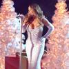 Com vestido justo e cheio de brilho, Mariah Carey abusa do luxo em evento em Nova York