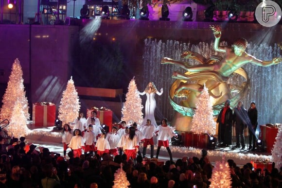 Mariah Carey fez show no Rockefeller Center em Nova York, na noite de terça-feira, 3 de dezembro de 2013