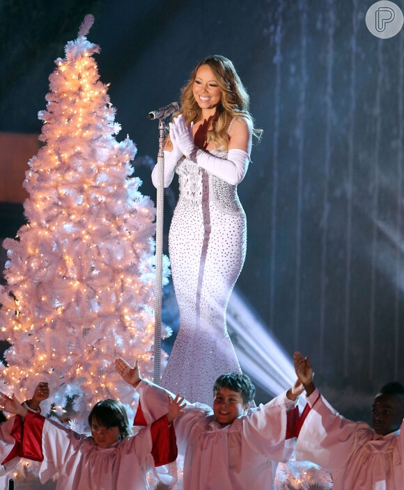 Mariah usou um vestido longo todo colado ao corpo, exaltando as suas curvas