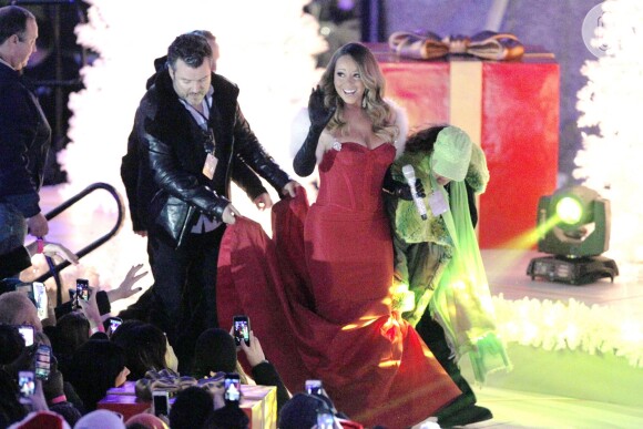 Mariah Carey conta com a ajuda da produção para subir ao palco com o vestido justo e com cauda