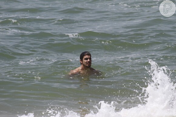 Caio Castro aproveita a folga de 'Amor à Vida' em praia carioca