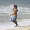 Caio Castro exibe boa forma ao surfar em praia carioca