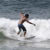 Caio Castro surfa em praia do Rio