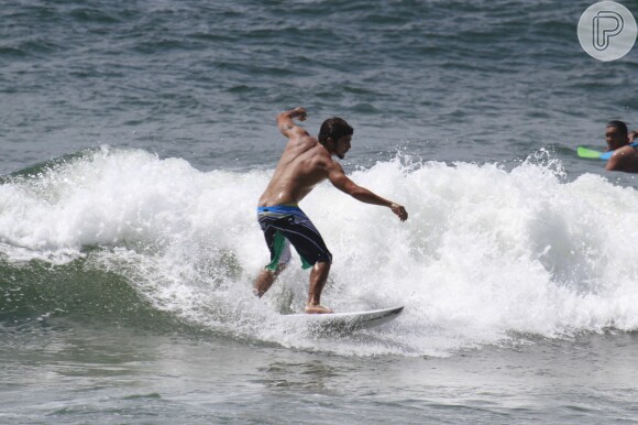Caio Castro surfa em praia do Rio