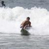 Caio Castro surfa na praia da Macumba, no Rio, em 4 de dezembro de 2013