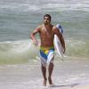 Caio Castro surfa na praia da Macumba, no Rio, em 4 de dezembro de 2013