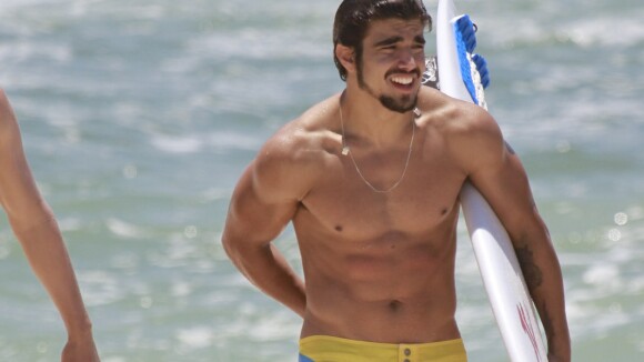 Caio Castro curte dia de sol e surfa com amigos em praia do Rio