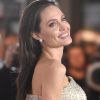A peça escolhida por Angelina Jolie é avaliada em R$ 15 mil
