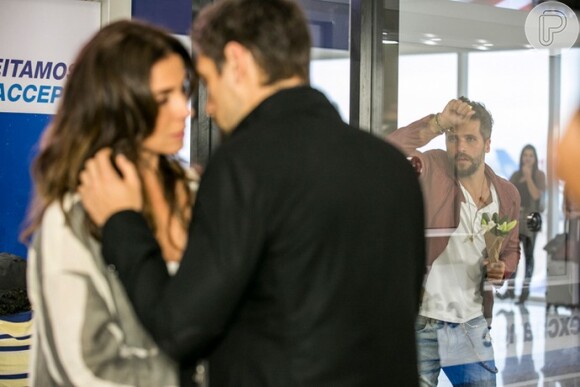 Mario (Bruno Gagliasso) se surpreende ao ver Alice (Giovanna Antonelli) beijando Cesar (Rafael Cardoso) no aeroporto, na novela 'Sol Nascente'