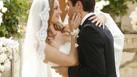 Joshua Bowman e Emily VanCamp se casam no último episódio de 'Revenge'