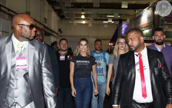 Deborah Secco chegou à feira escoltada por seguranças