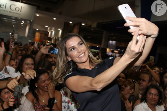 Deborah Secco tira selfies com fãs