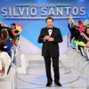 Após tirar a roupa, Silvio Santos usou um terno preto com gravata borboleta