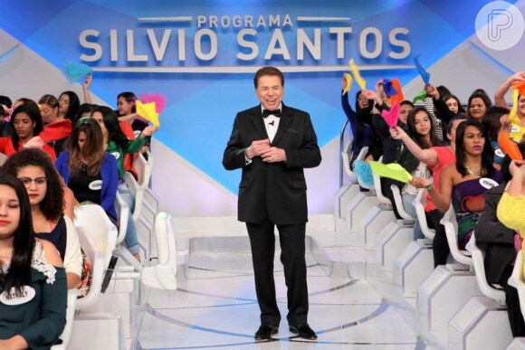 Após tirar a roupa, Silvio Santos usou um terno preto com gravata borboleta
