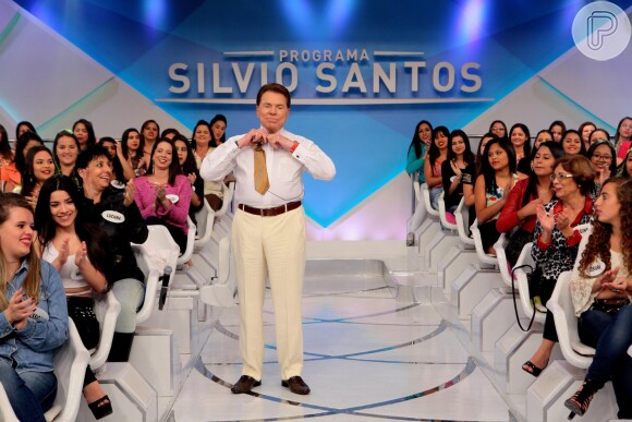 Silvio Santos surpreendeu a plateia ao começar a tirar a roupa