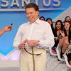Silvio Santos tirou a roupa ao som de música de striptease no palco do programa