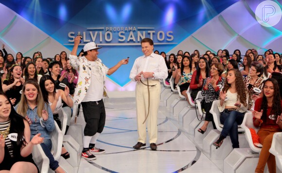 Silvio Santos tirou a roupa ao som de música de striptease no palco do programa