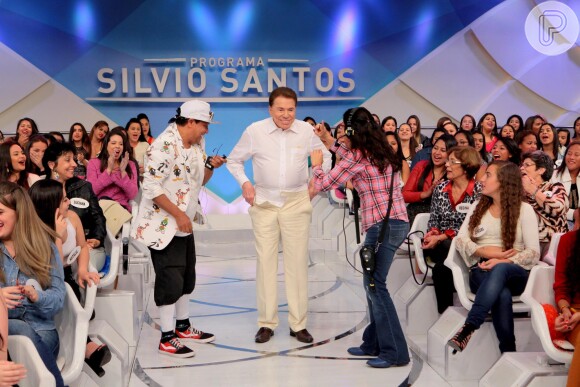 Silvio Santos finge tirar a calça no palco de seu programa, mas é proibido pela produção