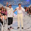 Silvio Santos simula troca de roupa ao vivo em seu programa, neste domingo, 11 de setembro de 2016
