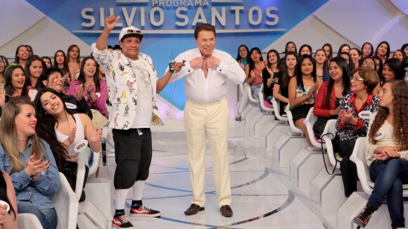 Silvio Santos 'troca' de roupa no palco e agita a web: 'Eu vivi para ver isso'