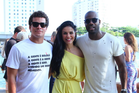 Paloma Bernardi e Thiago Martins prestigiaram o amigo Rafael Zulu em sua festa de 34 anos