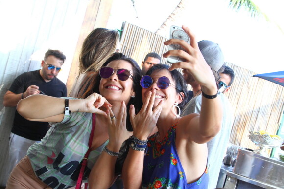 Fernanda Souza e Julina Knust posam para selfie