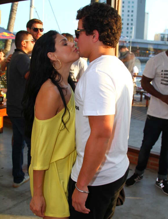 Paloma Bernardi e Thiago Martins se beijam em festa de Rafael Zulu, que aconteceu neste domingo, 11 de setembro de 2016, em um clube na Barra da Tijuca, Zona Oeste do Rio