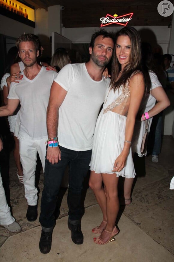 Alessandra Ambrósio posa com o marido, Jamie Mazur