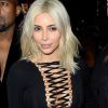 Kim Kardashian é uma das famosas internacionais mais adeptas da tendência lace up. A socialite investe em peças desde bodys, vestidos e até sandálias