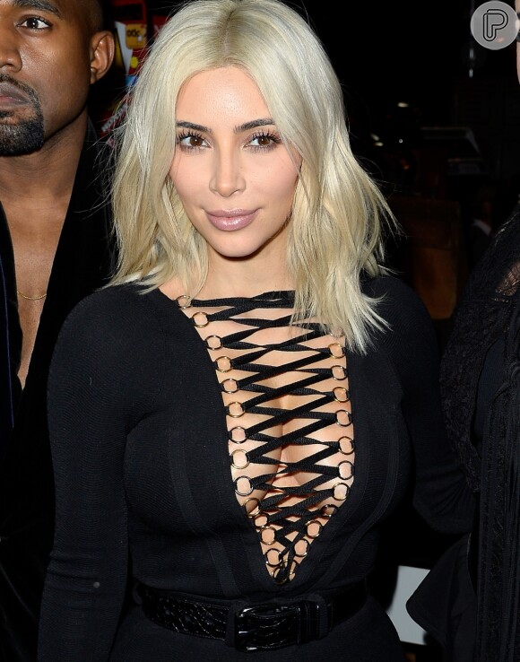 Kim Kardashian é uma das famosas internacionais mais adeptas da tendência lace up. A socialite investe em peças desde bodys, vestidos e até sandálias