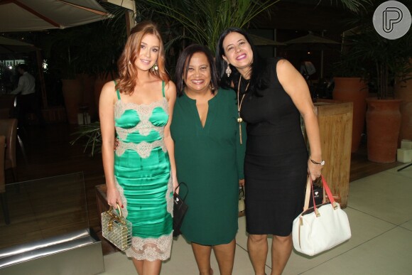 Marina Ruy Barbosa posa com fãs antes do evento 'Vogue Fashion Night Out'