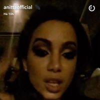 Anitta reclama estar solteira e admite carência em vídeo: 'Ver filme sozinha'