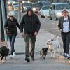 Amanda Bynes ao lados dos pais, Rick e Lynn, e os cachorros da família, na Califórnia